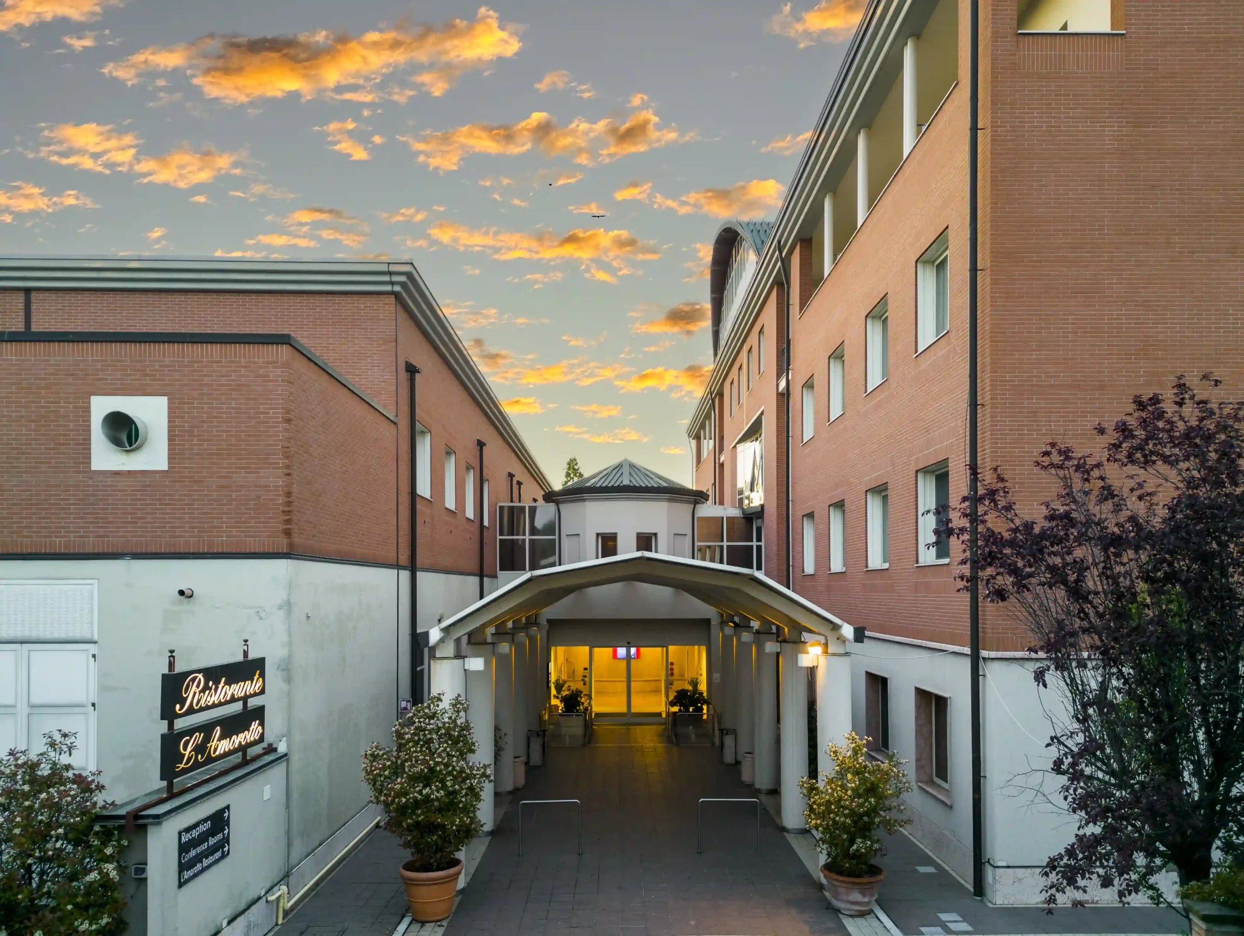 In the picture, the exterior of the Classic Hotel with the sign of the L'Amorotto restaurant on the left.